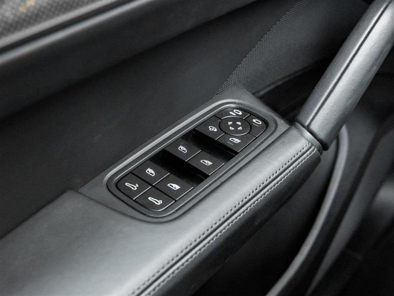 2025 Porsche Cayenne  Photo