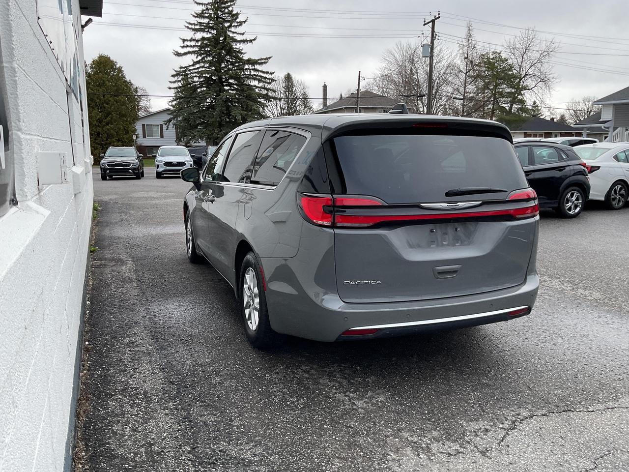 2023 Chrysler Pacifica Touring-L Front-Wheel Drive Passenger Van Photo4