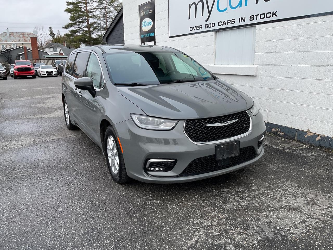 2023 Chrysler Pacifica Touring-L Front-Wheel Drive Passenger Van Photo0