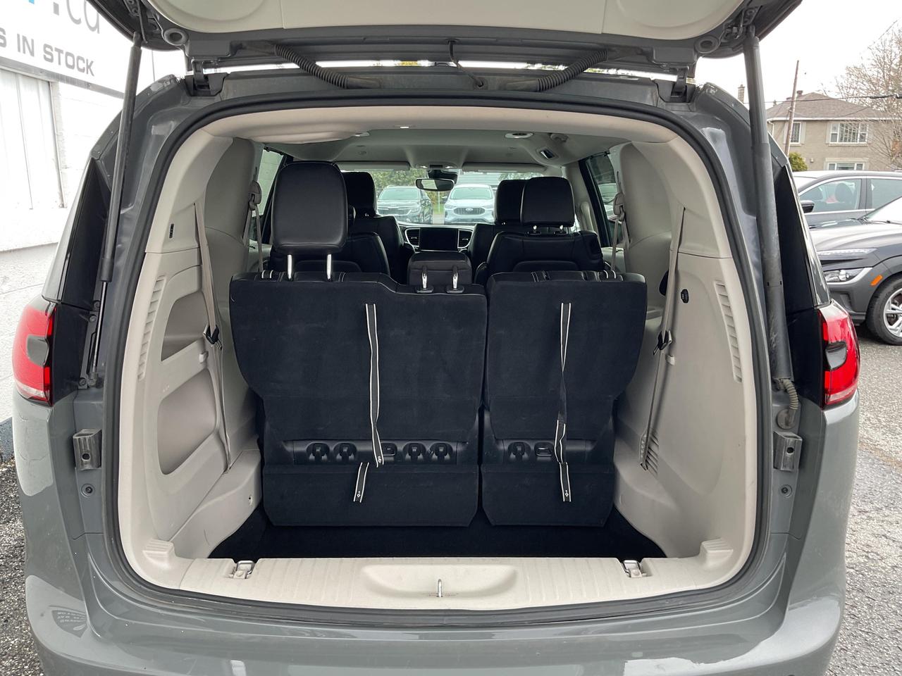 2023 Chrysler Pacifica Touring-L Front-Wheel Drive Passenger Van Photo