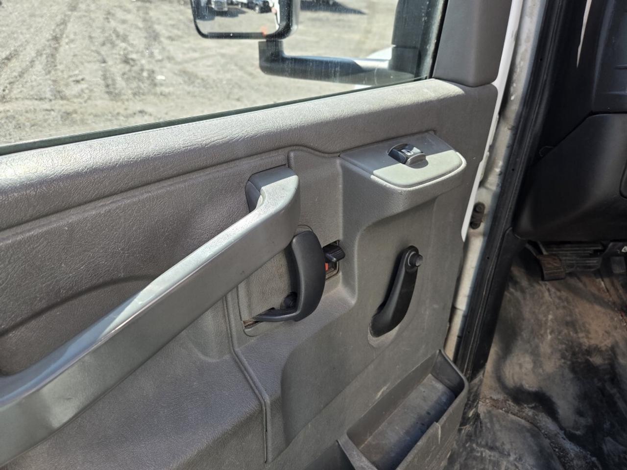 2019 GMC Savana 12Ft Box - Single Rear Wheels - V6 Gas Photo