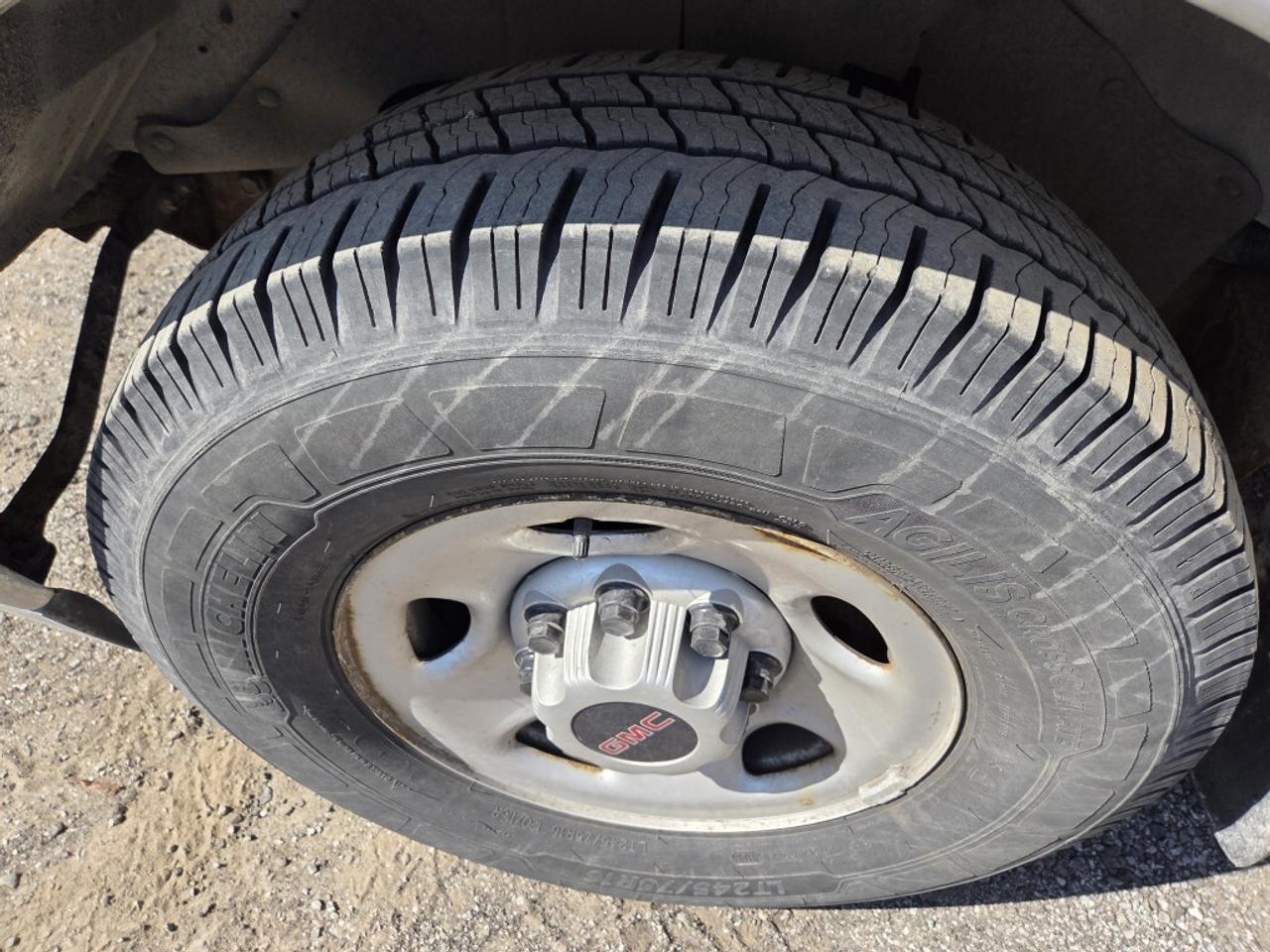 2019 GMC Savana 12Ft Box - Single Rear Wheels - V6 Gas Photo