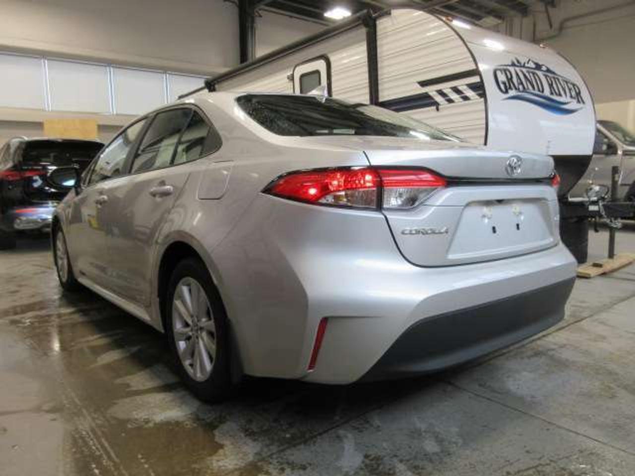 2025 Toyota Corolla LE UPGRADE, ROOF, ALLOYS, HTD. SEATS, APPLE/ANDROI Photo