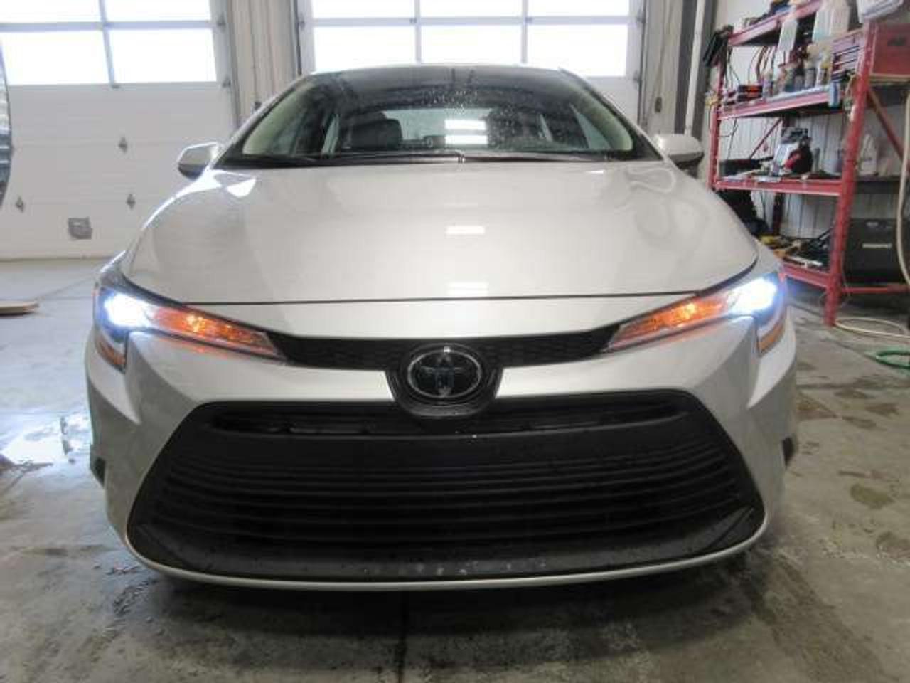 2025 Toyota Corolla LE UPGRADE, ROOF, ALLOYS, HTD. SEATS, APPLE/ANDROI Photo