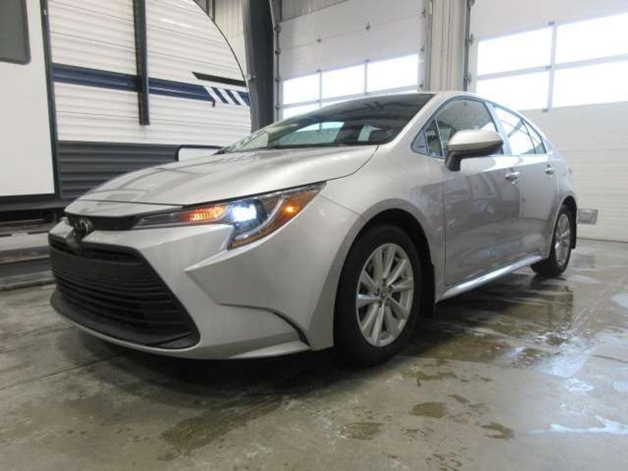 2025 Toyota Corolla LE UPGRADE, ROOF, ALLOYS, HTD. SEATS, APPLE/ANDROI Photo