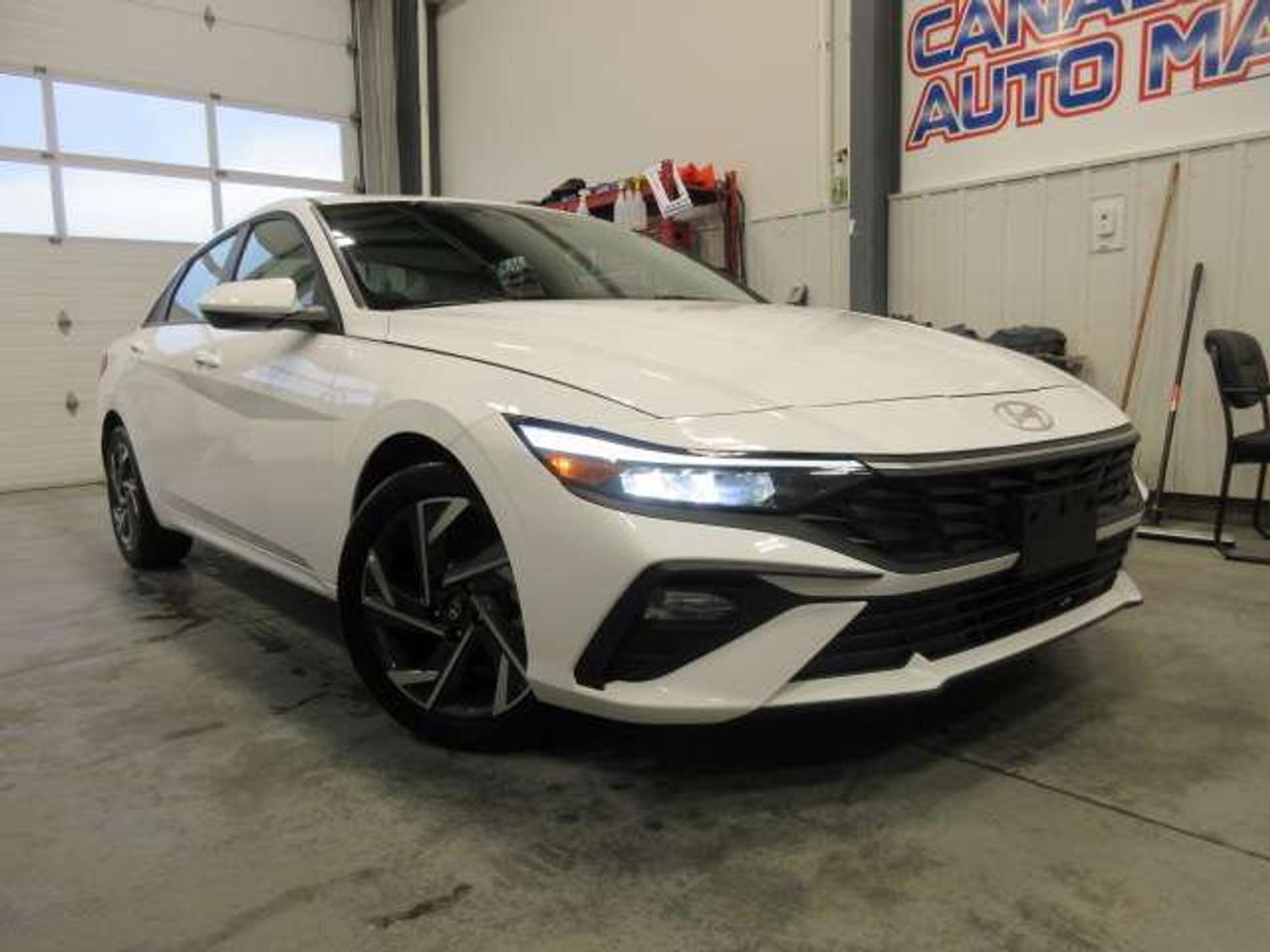 2025 Hyundai Elantra PREFERRED W/TECH, ROOF, NAV, APPLE/ANDROID, 24K! Photo