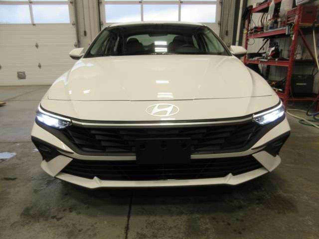2025 Hyundai Elantra PREFERRED W/TECH, ROOF, NAV, APPLE/ANDROID, 24K! Photo