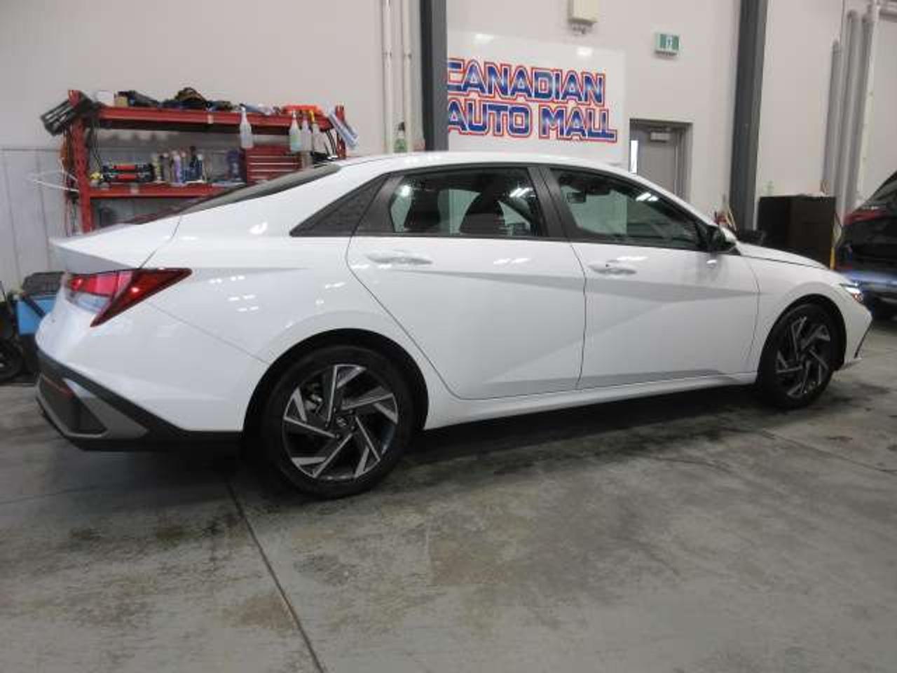 2025 Hyundai Elantra PREFERRED W/TECH, ROOF, NAV, APPLE/ANDROID, 24K! Photo