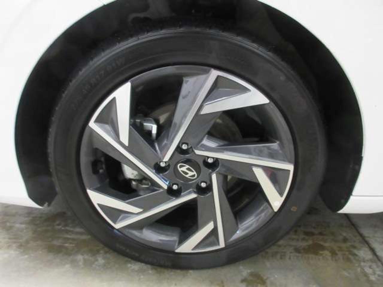 2025 Hyundai Elantra PREFERRED W/TECH, ROOF, NAV, APPLE/ANDROID, 24K! Photo