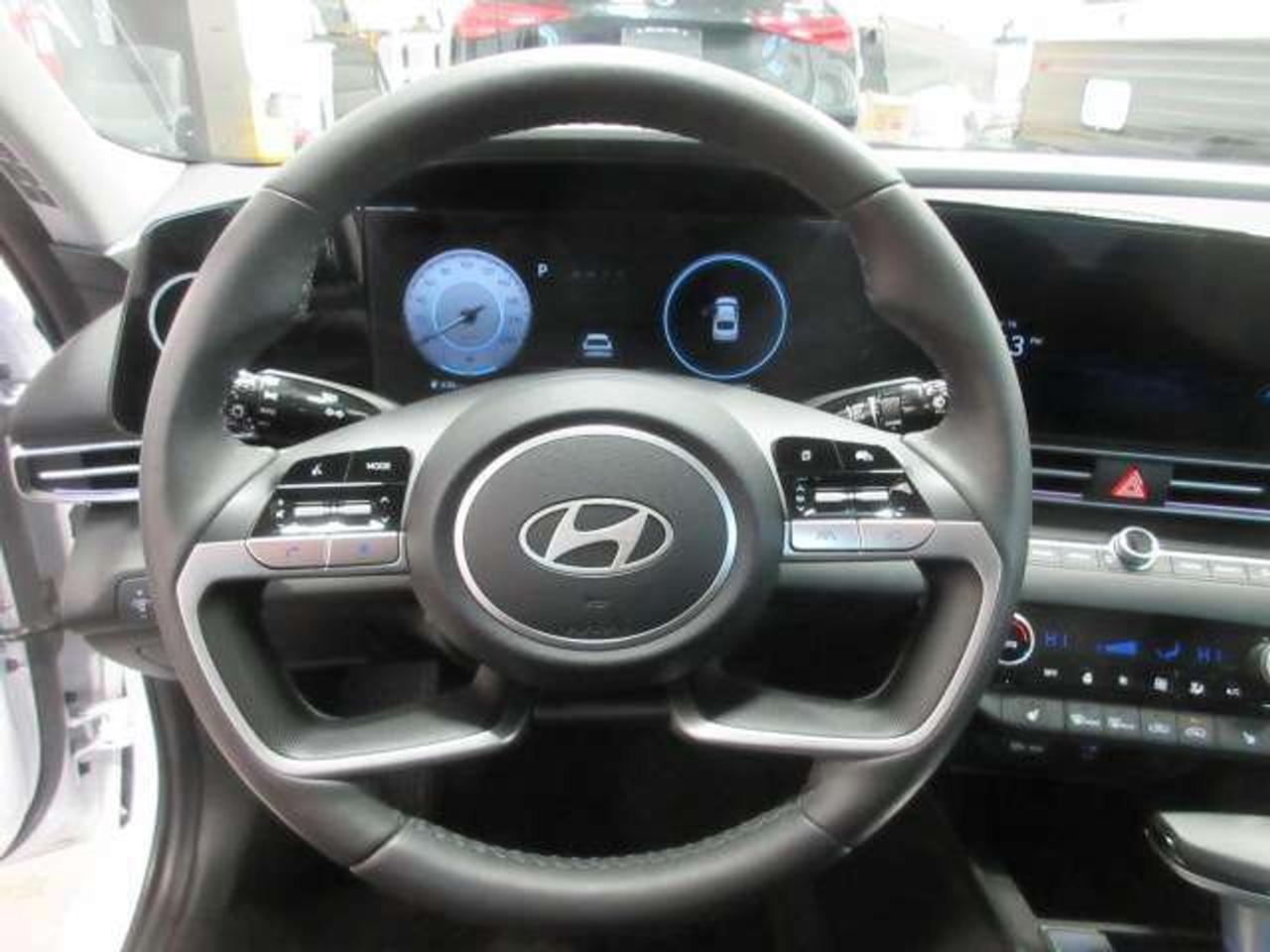 2025 Hyundai Elantra PREFERRED W/TECH, ROOF, NAV, APPLE/ANDROID, 24K! Photo