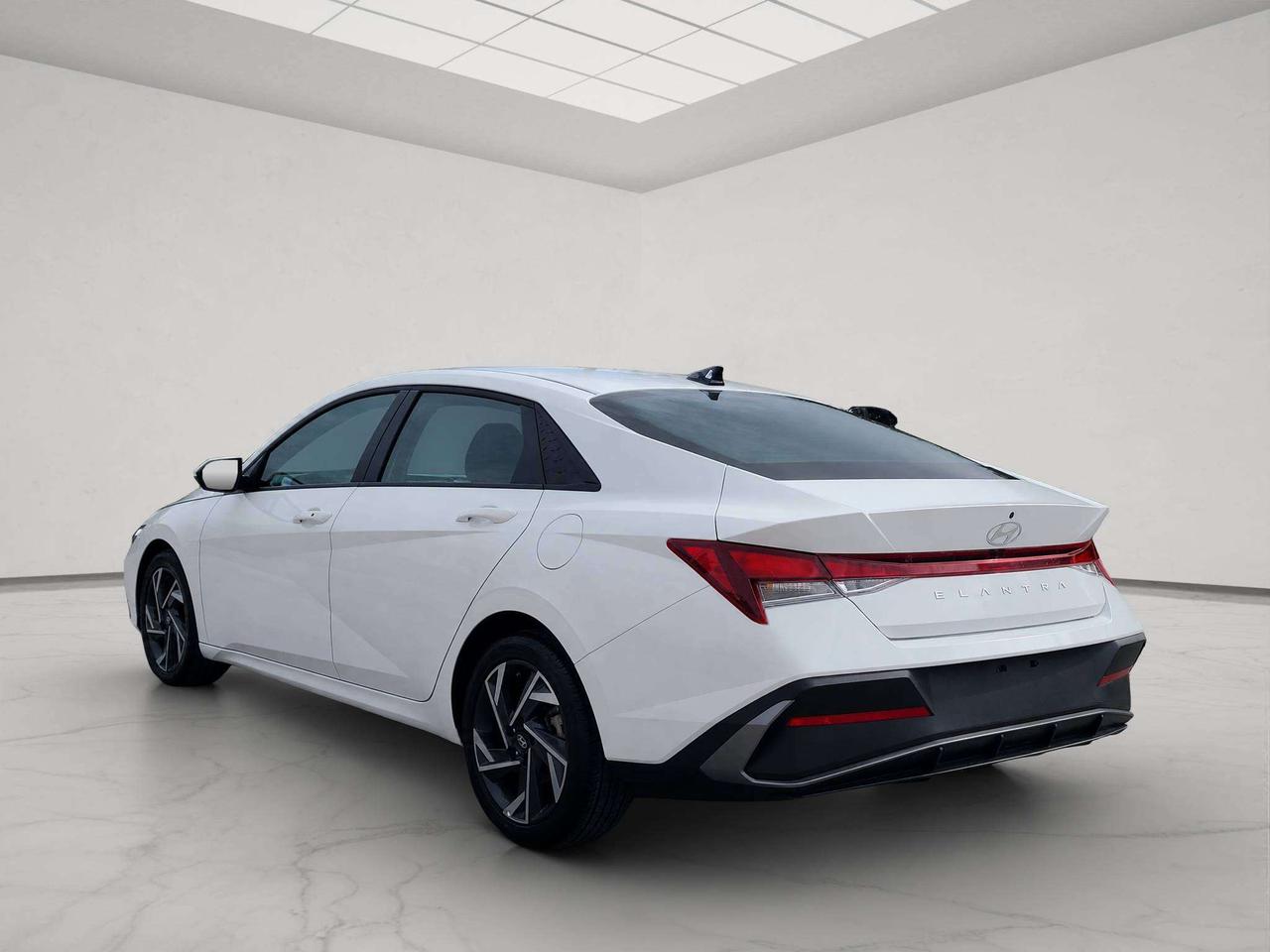 2025 Hyundai Elantra PREFERRED W/TECH, ROOF, NAV, APPLE/ANDROID, 24K! Photo