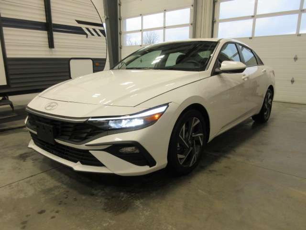 2025 Hyundai Elantra PREFERRED W/TECH, ROOF, NAV, APPLE/ANDROID, 28K! Photo3