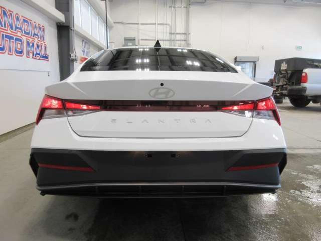 2025 Hyundai Elantra PREFERRED W/TECH, ROOF, NAV, APPLE/ANDROID, 36K! Photo