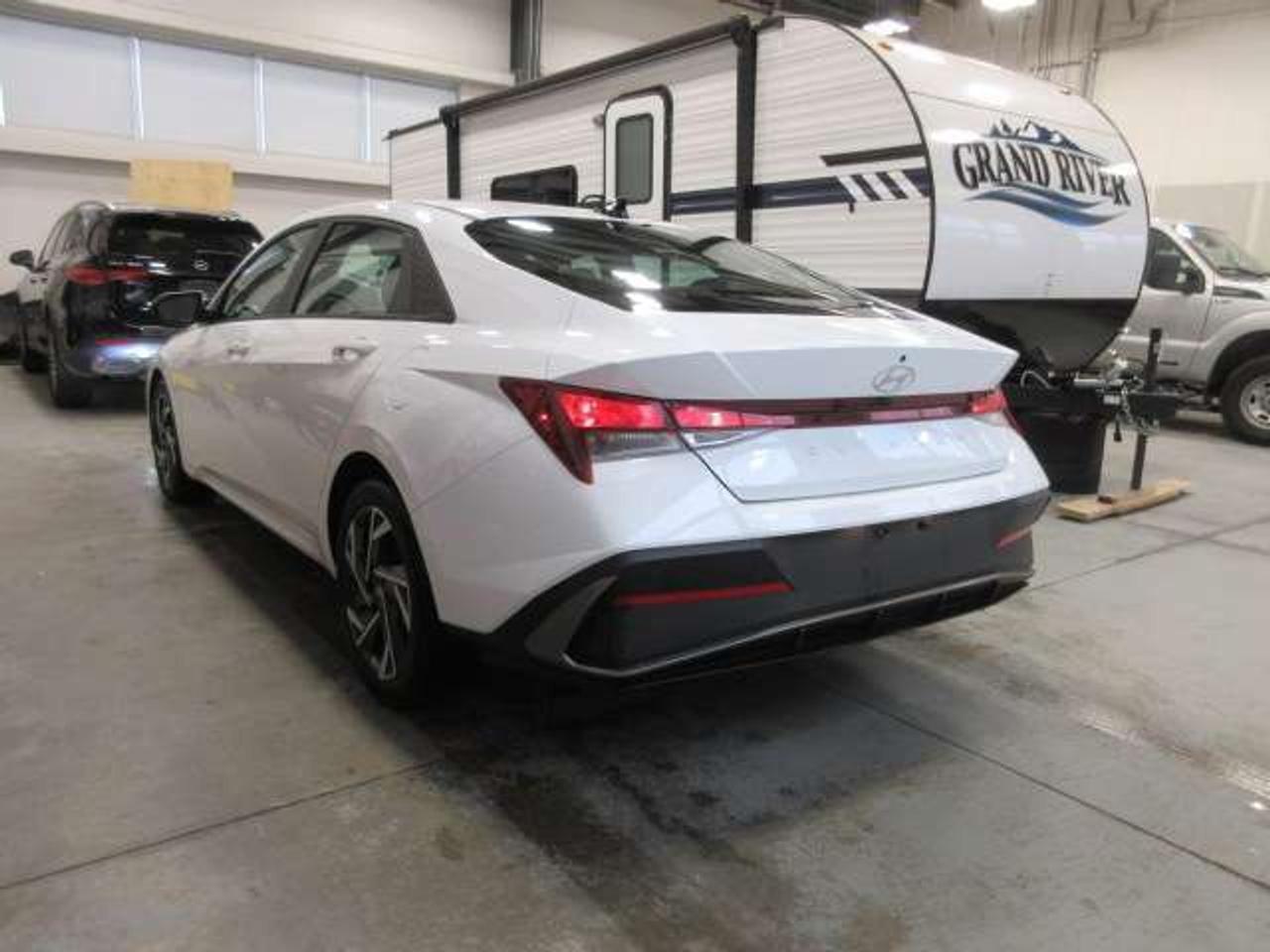 2025 Hyundai Elantra PREFERRED W/TECH, ROOF, NAV, APPLE/ANDROID, 36K! Photo