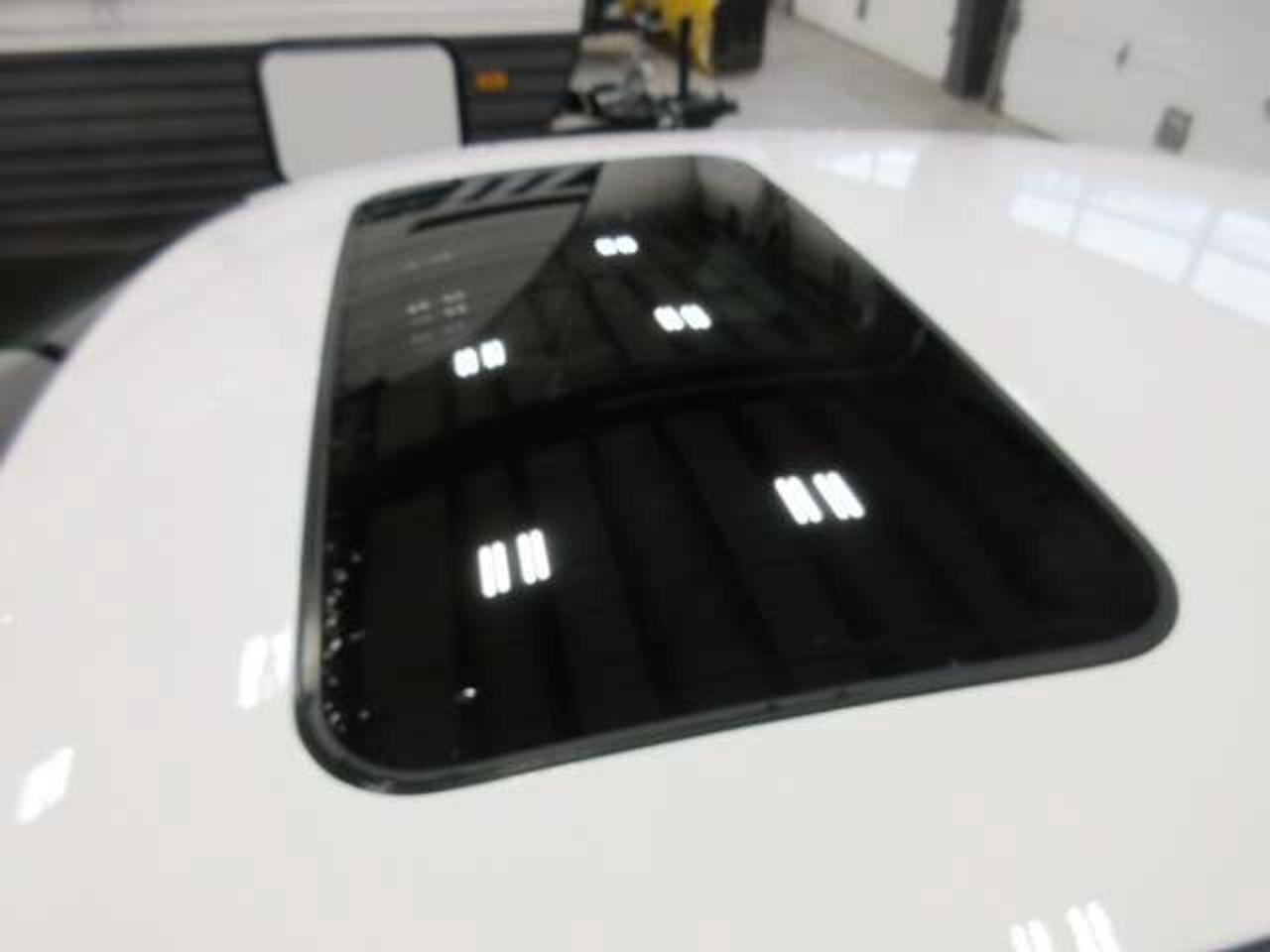 2025 Hyundai Elantra PREFERRED W/TECH, ROOF, NAV, APPLE/ANDROID, 36K! Photo