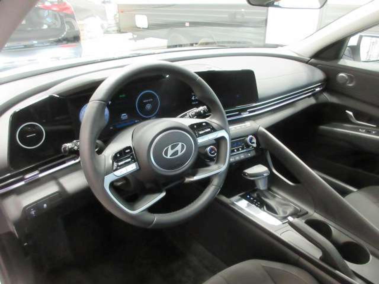 2025 Hyundai Elantra PREFERRED W/TECH, ROOF, NAV, APPLE/ANDROID, 36K! Photo