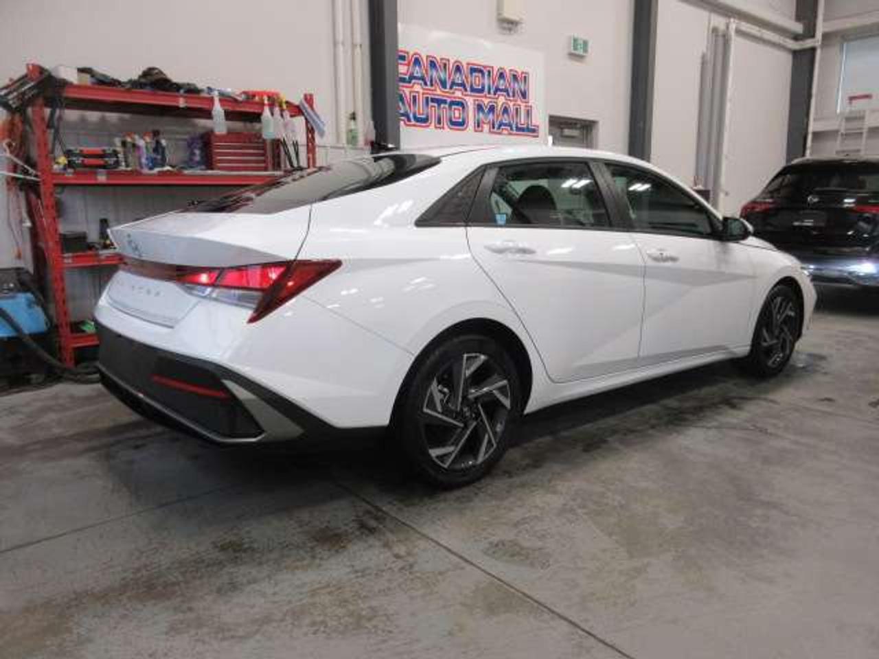 2025 Hyundai Elantra PREFERRED W/TECH, ROOF, NAV, APPLE/ANDROID, 36K! Photo