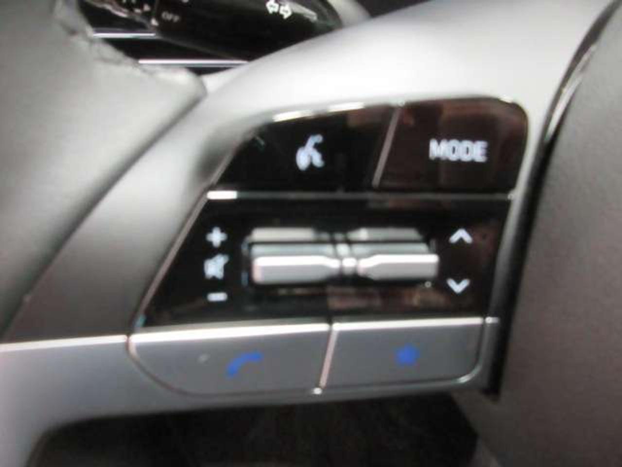 2025 Hyundai Elantra PREFERRED W/TECH, ROOF, NAV, APPLE/ANDROID, 36K! Photo