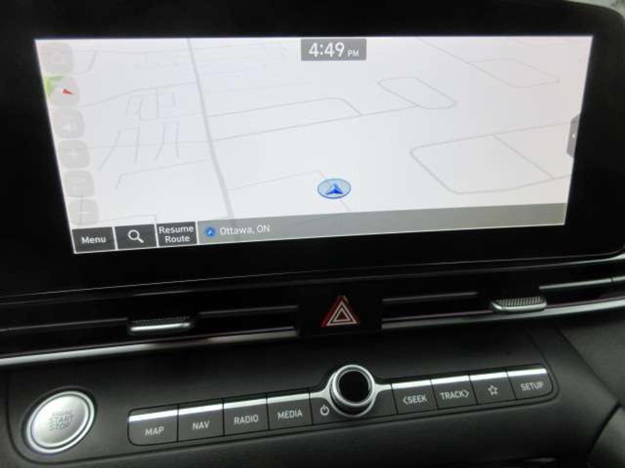 2025 Hyundai Elantra PREFERRED W/TECH, ROOF, NAV, APPLE/ANDROID, 36K! Photo