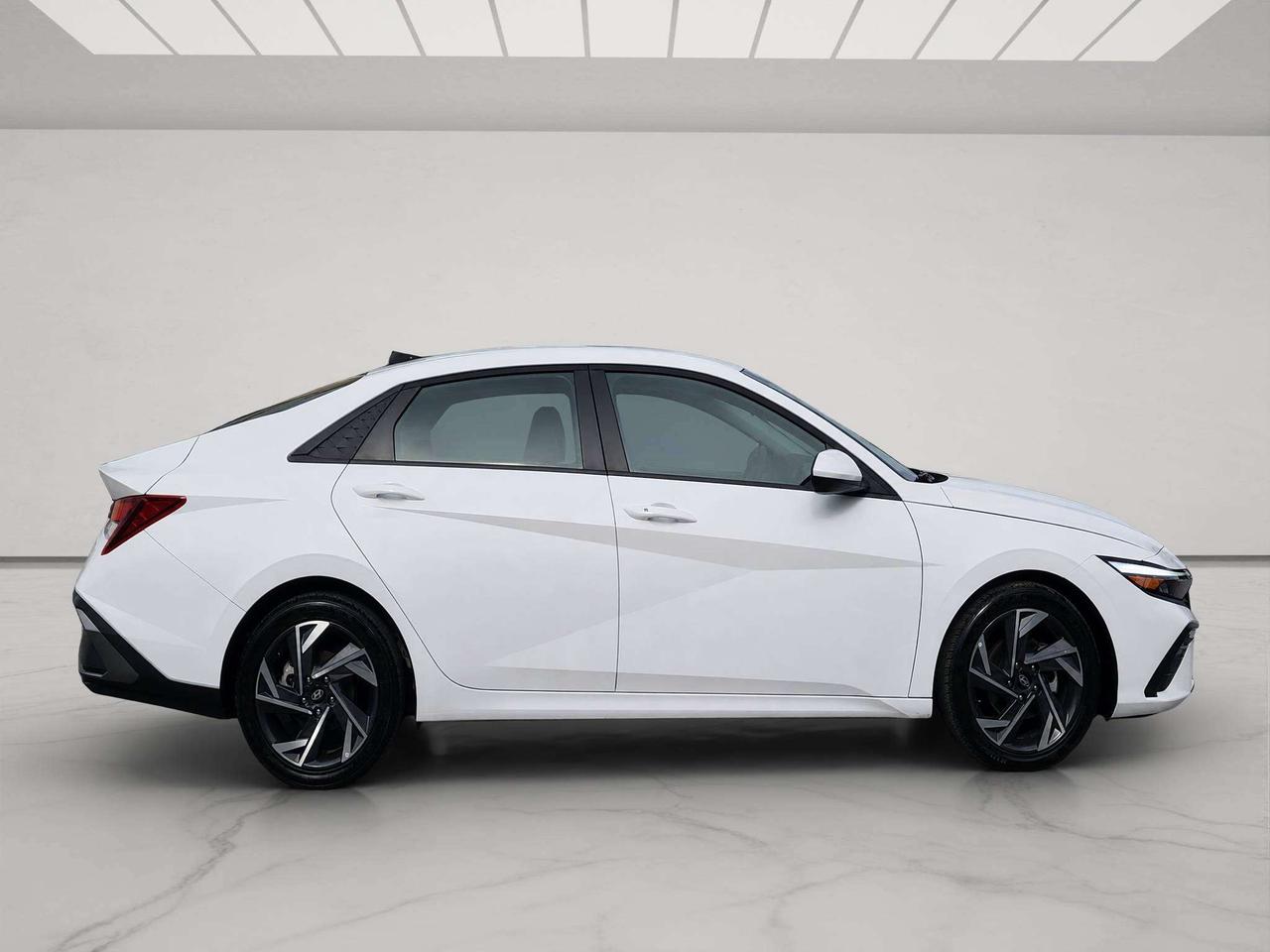 2025 Hyundai Elantra PREFERRED W/TECH, ROOF, NAV, APPLE/ANDROID, 36K! Photo