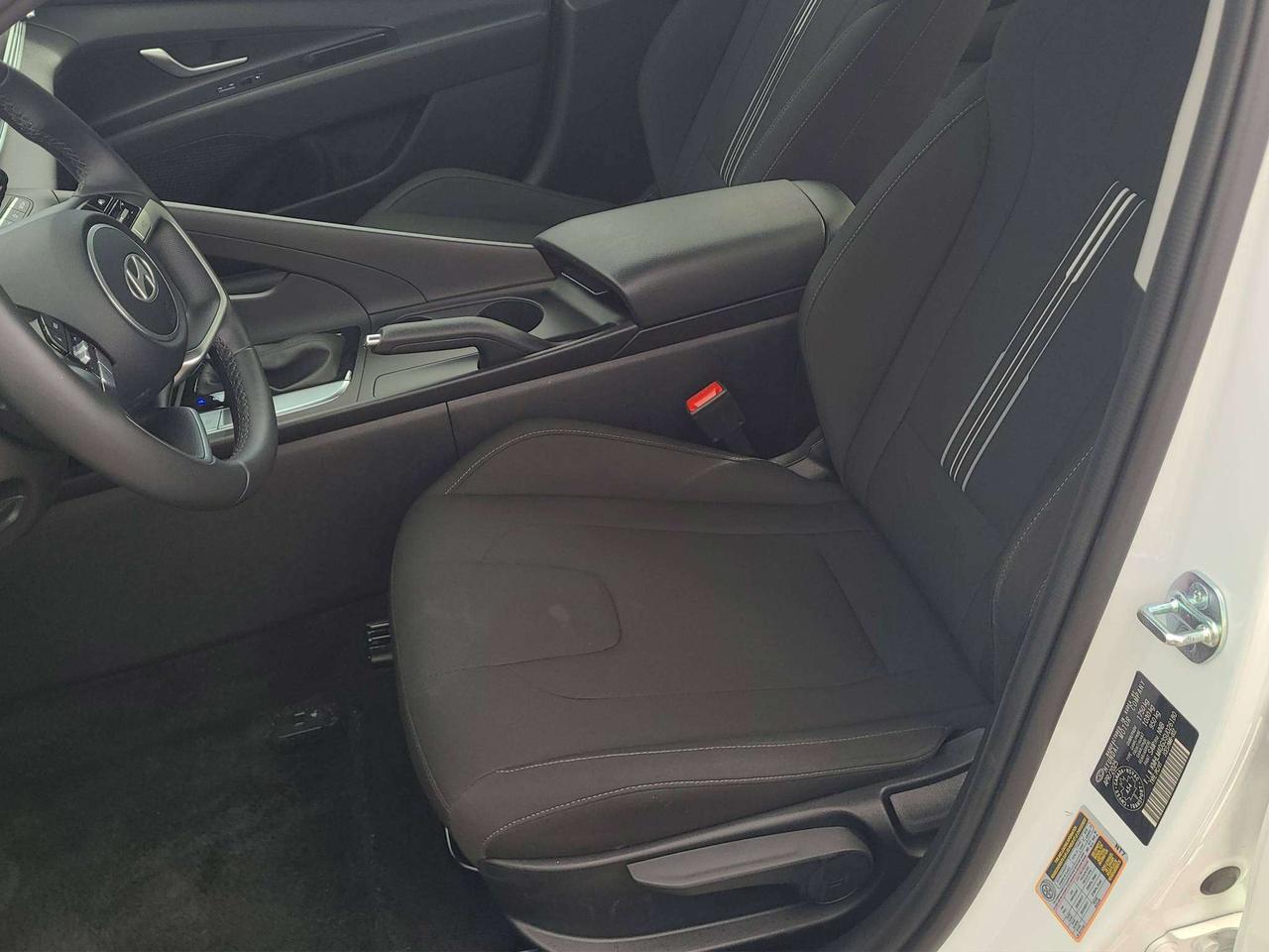 2025 Hyundai Elantra PREFERRED W/TECH, ROOF, NAV, APPLE/ANDROID, 36K! Photo