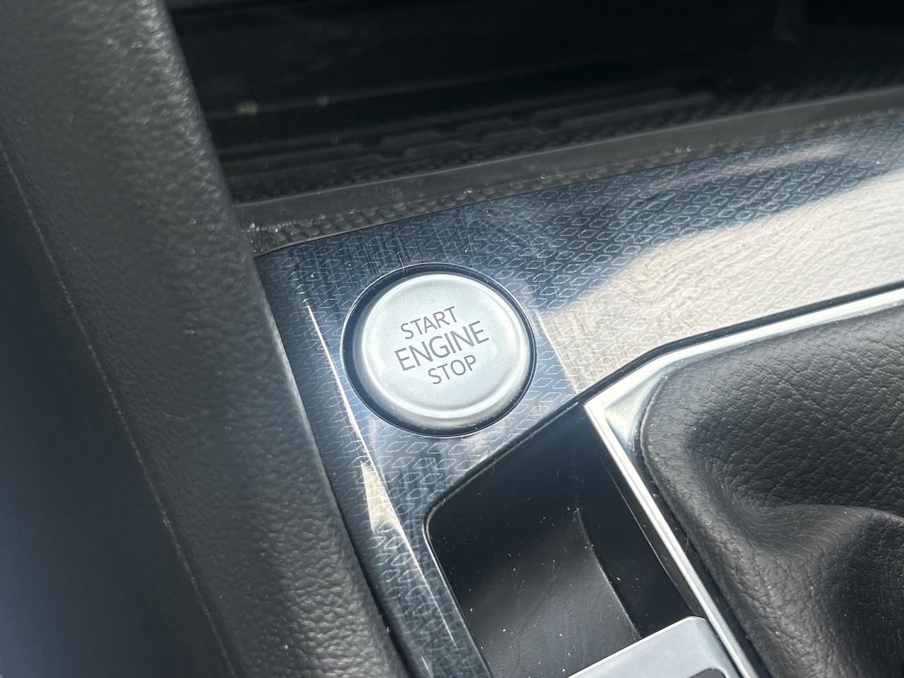 2025 Volkswagen Taos Comfortline Black Edition 4MOTION   Pano Roof Photo