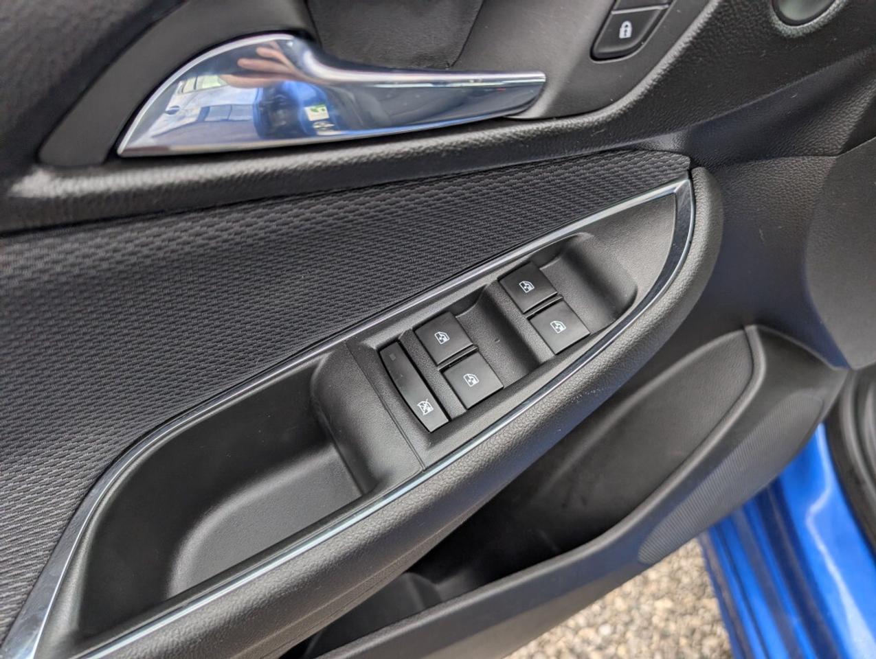 2019 Chevrolet Cruze LT HATCHBACK  CAMERA   HTD SEATS Photo