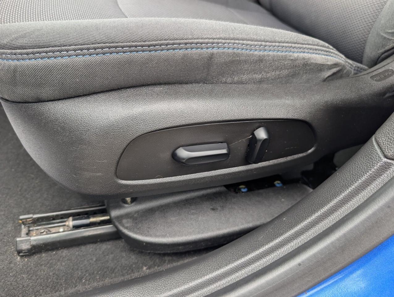 2019 Chevrolet Cruze LT HATCHBACK  CAMERA   HTD SEATS Photo