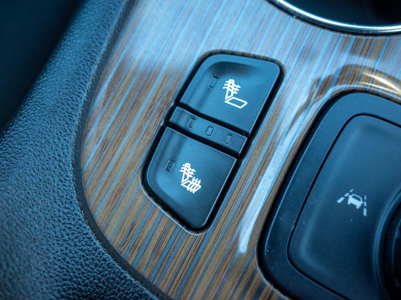 2023 GMC Acadia SLE - Blind Zone Assist   Hands-Free Liftgate Photo