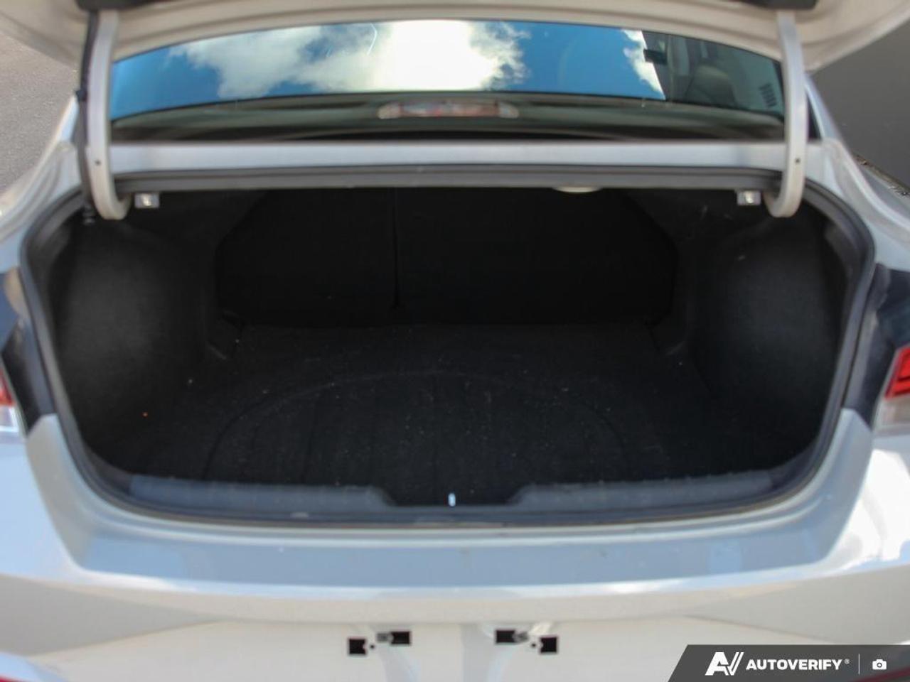 2023 Hyundai Elantra Luxury 4dr Sedan Photo