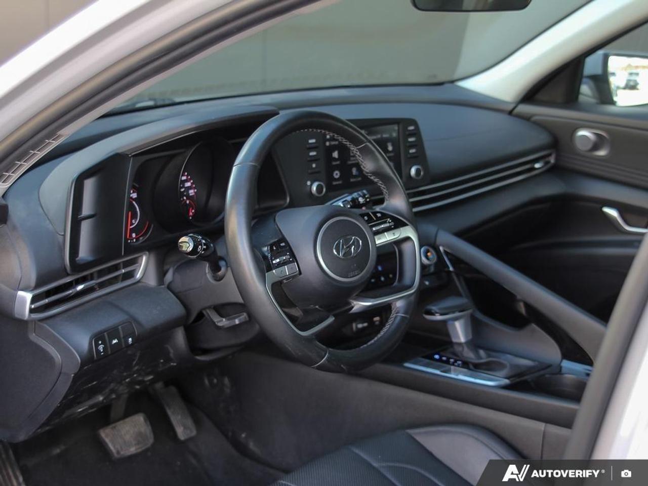 2023 Hyundai Elantra Luxury 4dr Sedan Photo