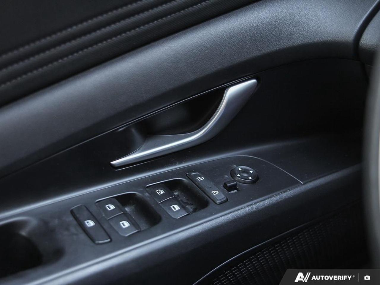 2023 Hyundai Elantra Luxury 4dr Sedan Photo