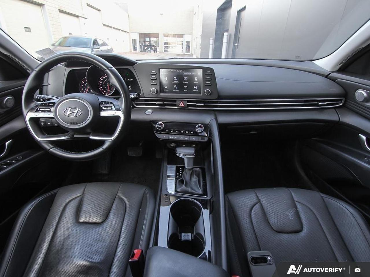 2023 Hyundai Elantra Luxury 4dr Sedan Photo