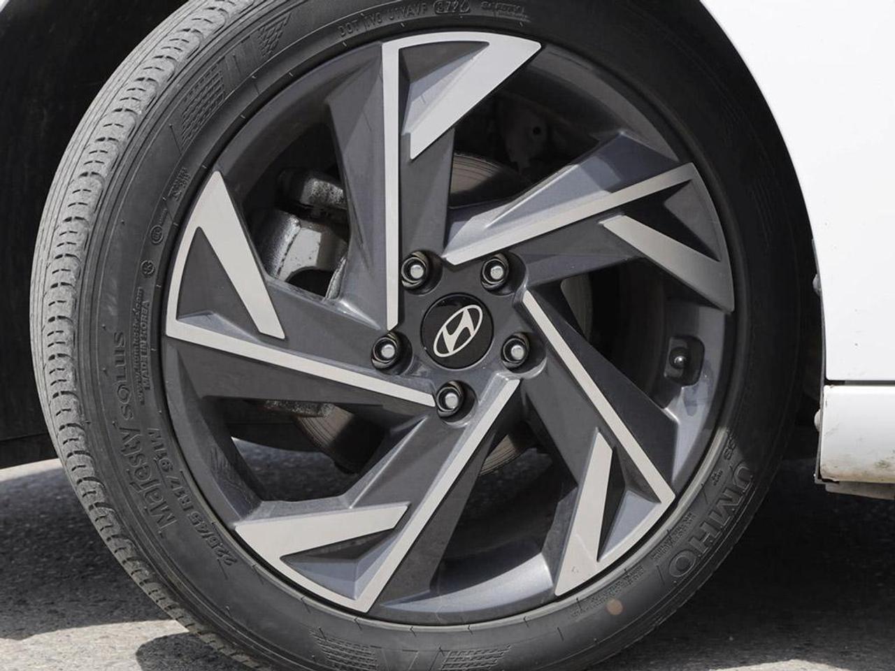 2025 Hyundai Elantra Luxury 4dr Sedan Photo