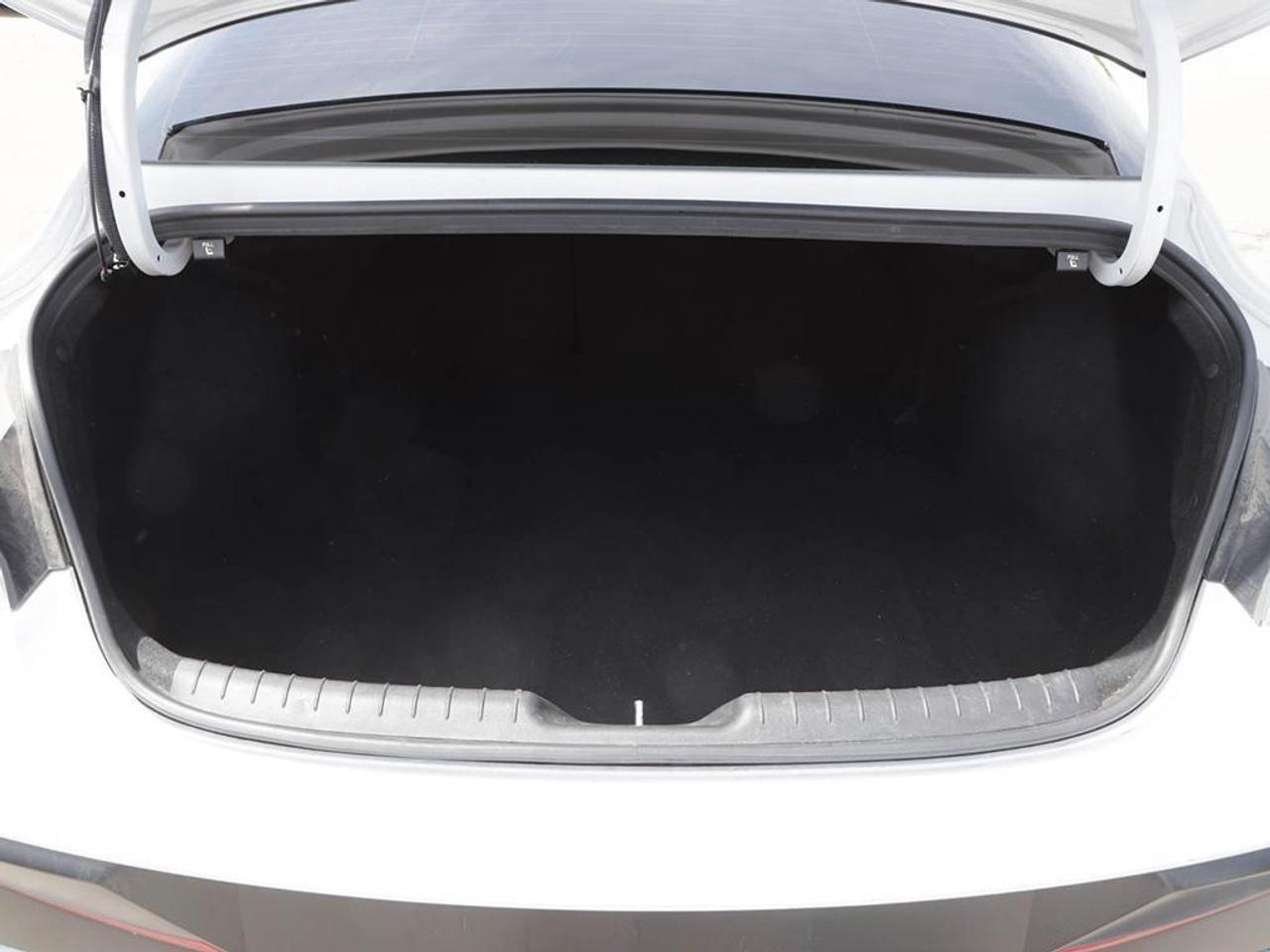 2025 Hyundai Elantra Luxury 4dr Sedan Photo