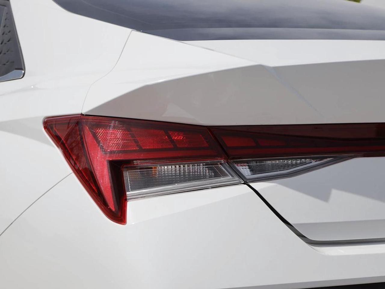 2025 Hyundai Elantra Luxury 4dr Sedan Photo