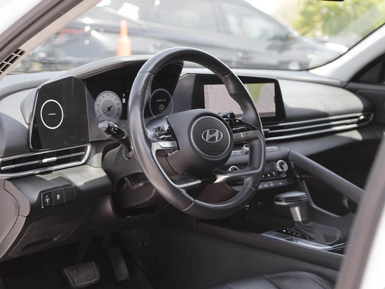 2025 Hyundai Elantra Luxury 4dr Sedan Photo