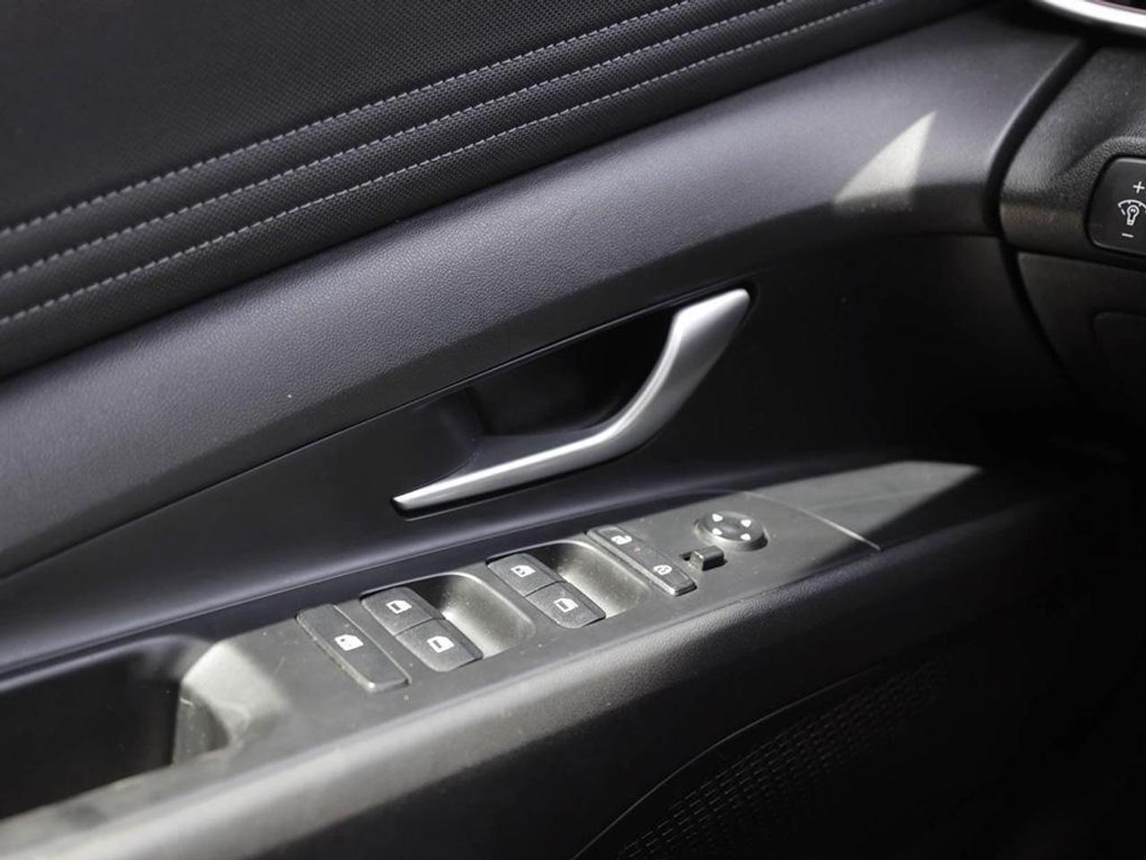 2025 Hyundai Elantra Luxury 4dr Sedan Photo