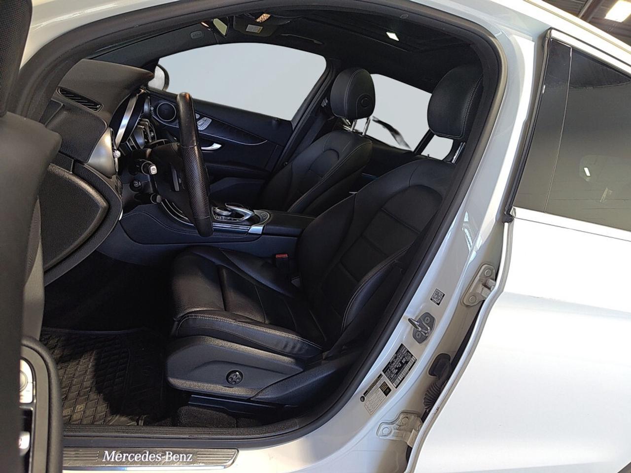 2018 Mercedes-Benz GLC300 AWD / Clean Carfax / Leather / Sunroof / Heated Se Photo