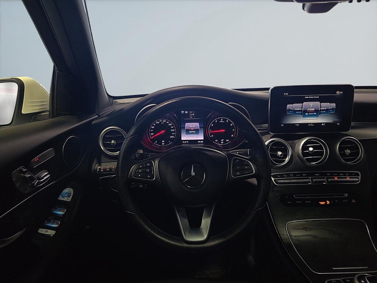 2018 Mercedes-Benz GLC300 AWD / Clean Carfax / Leather / Sunroof / Heated Se Photo