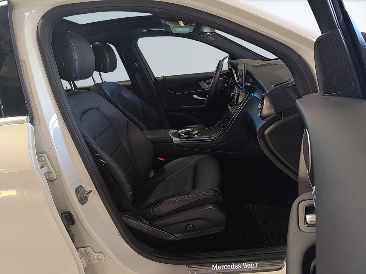 2018 Mercedes-Benz GLC300 AWD / Clean Carfax / Leather / Sunroof / Heated Se Photo