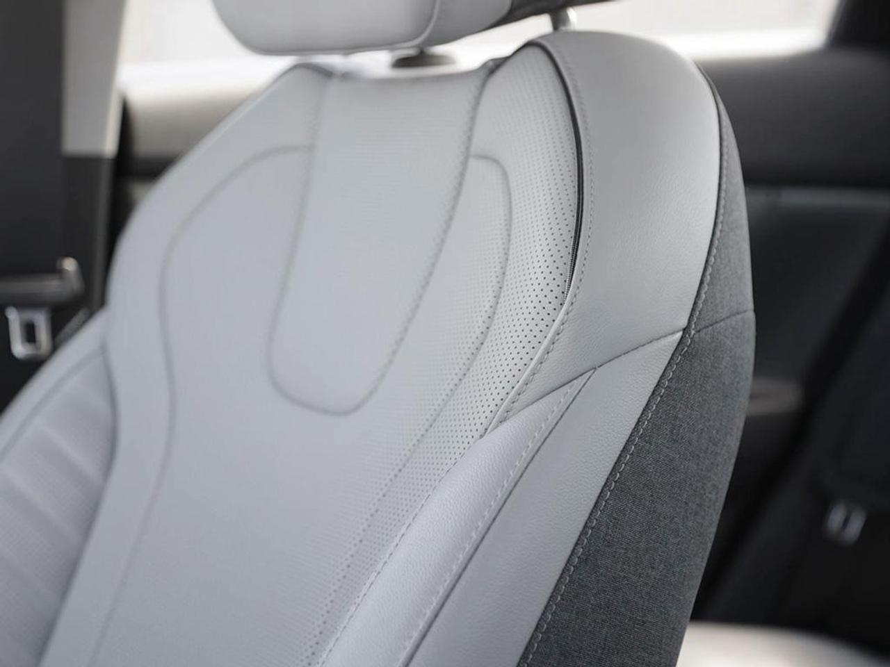 2022 Hyundai Elantra Ultimate Tech w/Two-Tone Interior 4dr Sedan Photo