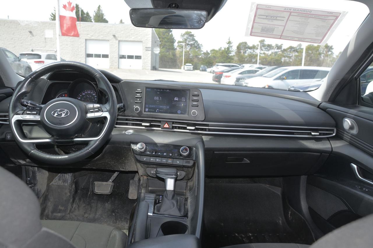 2022 Hyundai Elantra Preferred w-Sun & Tech Package Photo4