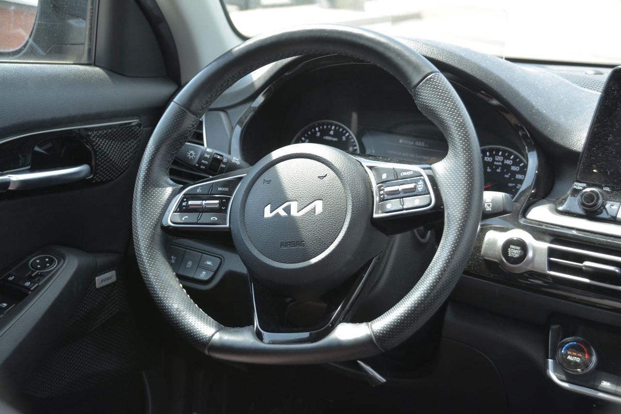 2022 Kia Seltos SX Turbo AWD w-Burgundy Interior Photo