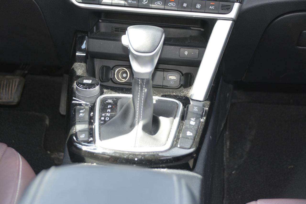 2022 Kia Seltos SX Turbo AWD w-Burgundy Interior Photo