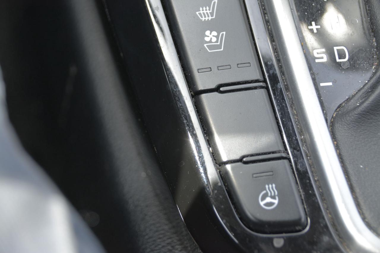 2022 Kia Seltos SX Turbo AWD w-Burgundy Interior Photo