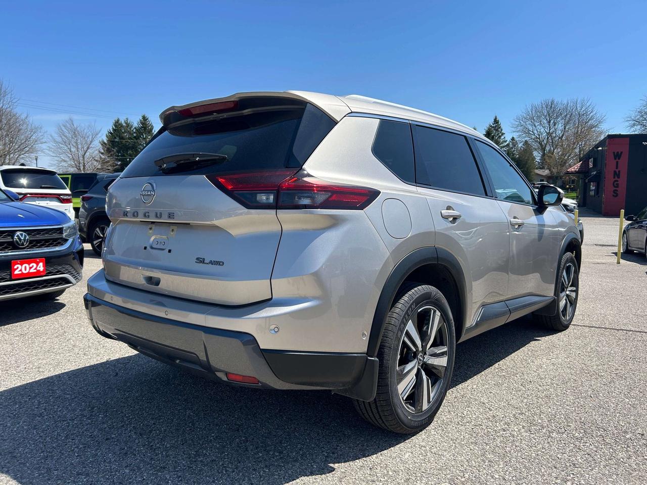 2025 Nissan Rogue SL, CLEAN CARFAX, SUNROOF, REMOTE START, NAV! Photo