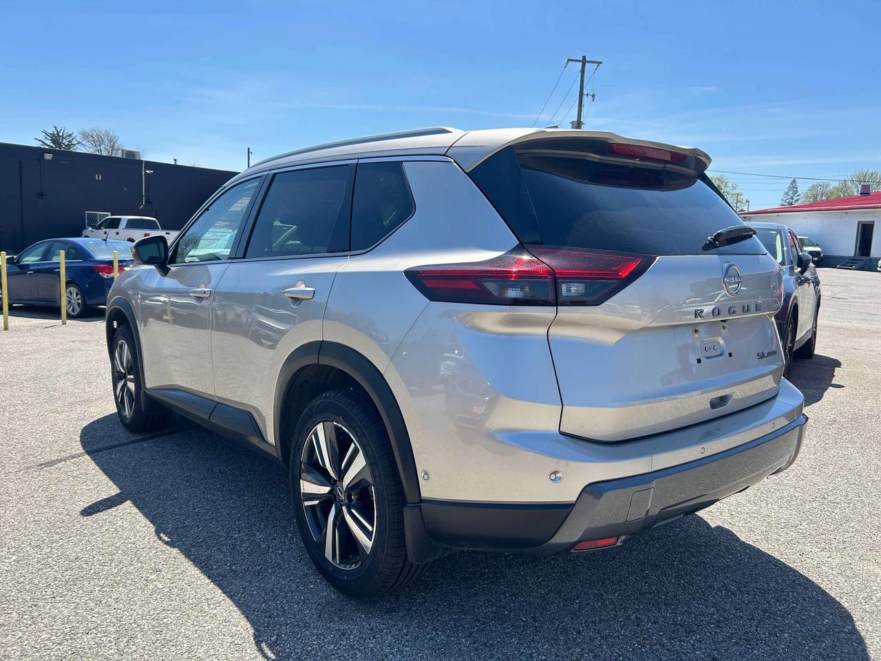 2025 Nissan Rogue SL, CLEAN CARFAX, SUNROOF, REMOTE START, NAV! Photo