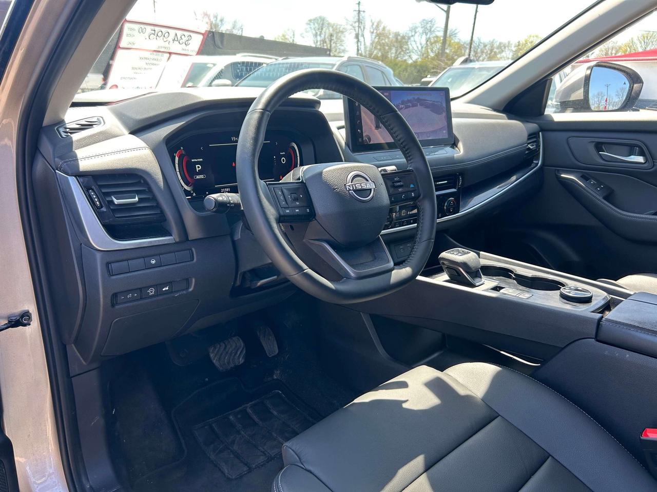 2025 Nissan Rogue SL, CLEAN CARFAX, SUNROOF, REMOTE START, NAV! Photo