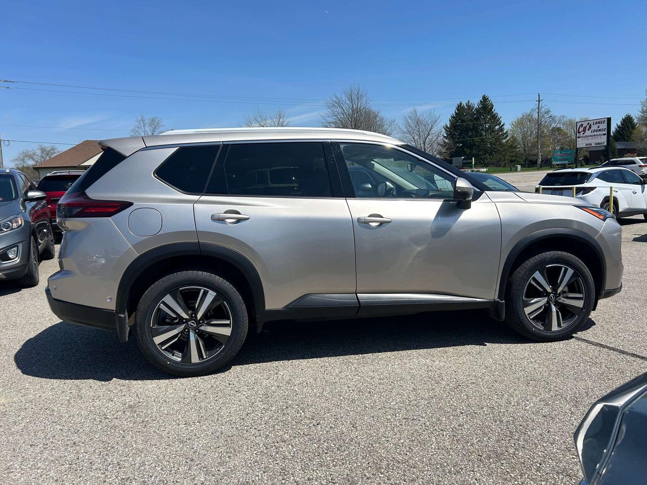 2025 Nissan Rogue SL, CLEAN CARFAX, SUNROOF, REMOTE START, NAV! Photo